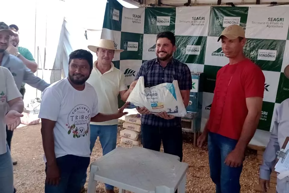 Produtores do Pacarana recebem calcário através de emenda do deputado Jean Mendonça